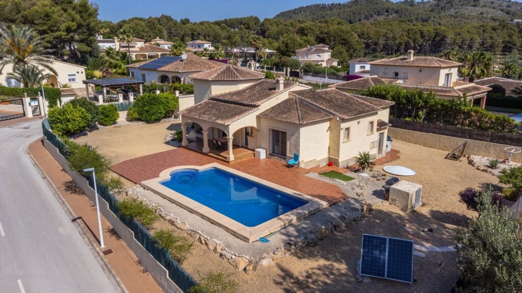 3 Bedroom villa for sale, Las Laderas – 5 mins. from Arenal Beach