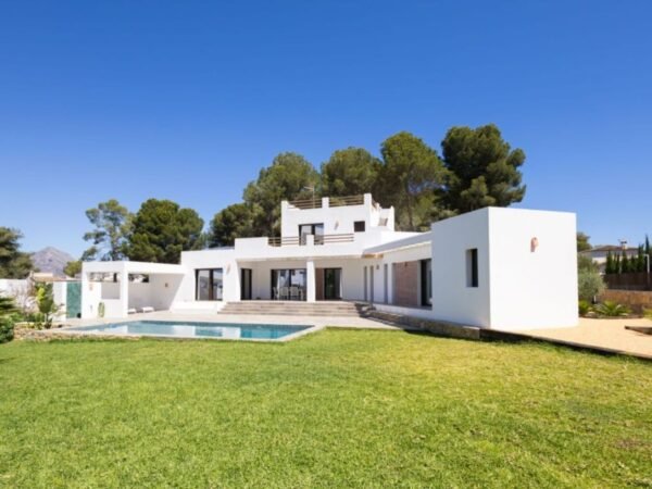 Modern villa by the sea for sale in Javea