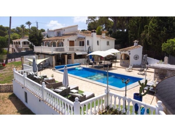 Villa with impressive grounds and tennis court