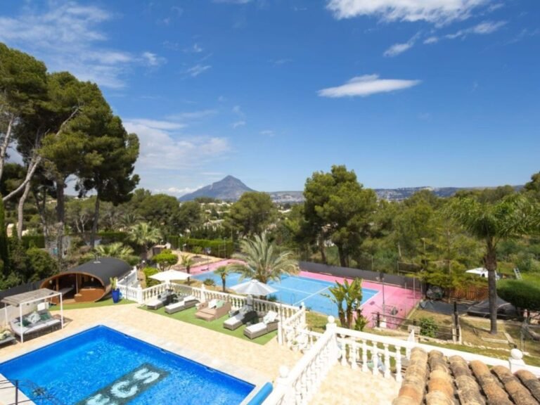 Villa with impressive grounds and tennis court photo 2