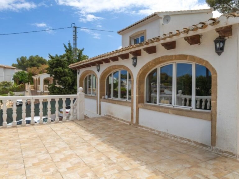 Villa with impressive grounds and tennis court photo 3
