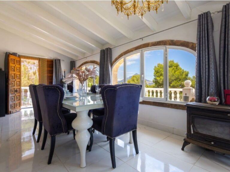 Villa with impressive grounds and tennis court photo 4