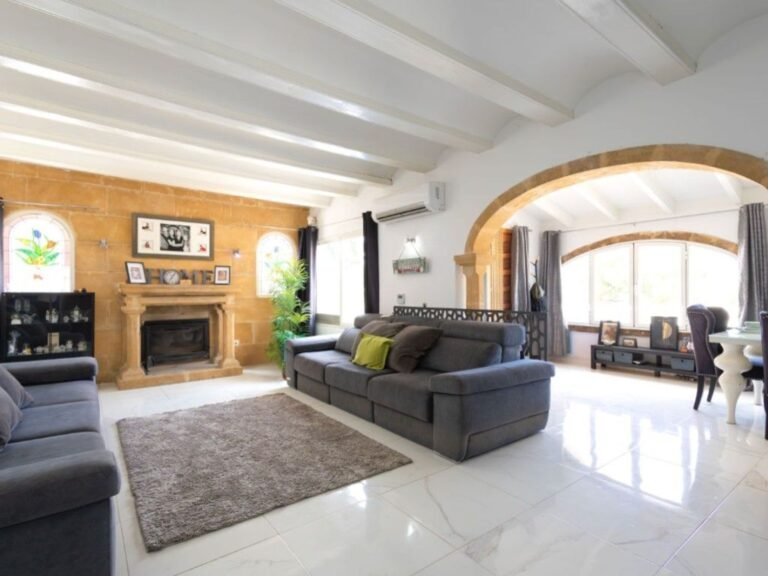 Villa with impressive grounds and tennis court photo 5