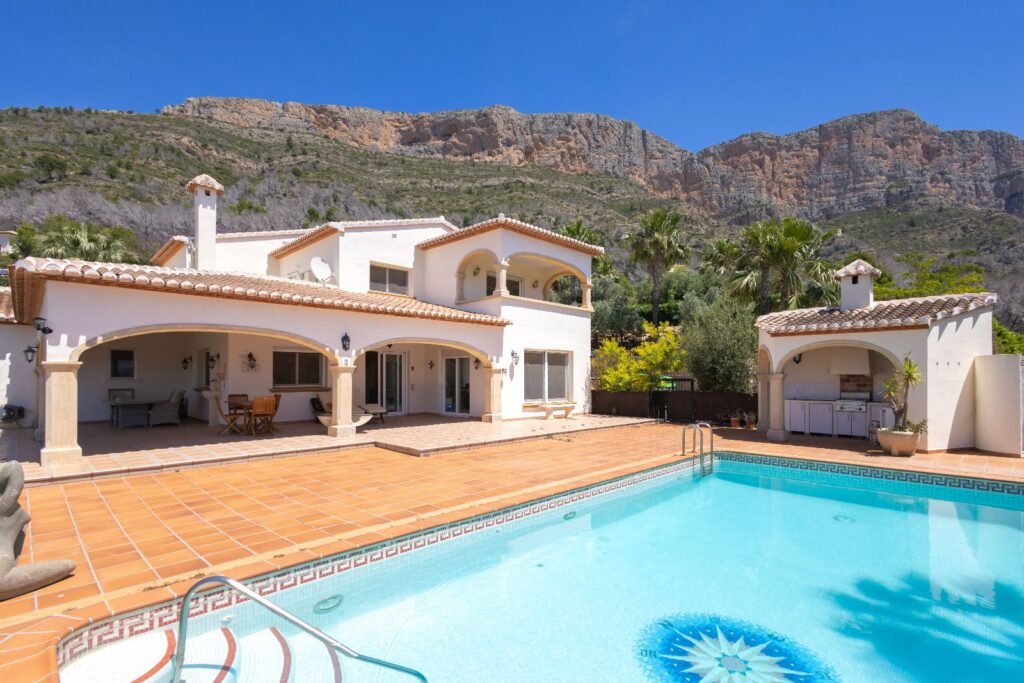 Modern 5-Bed Villa with Pool in Montgo, Javea