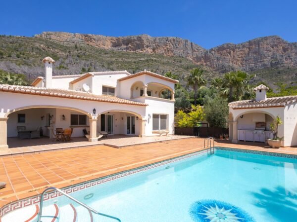 Modern 5-Bed Villa with Pool in Montgo, Javea