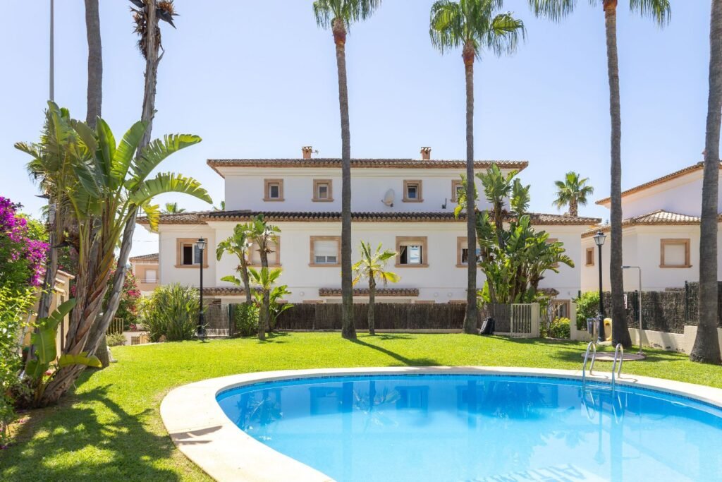 Triplex for sale second line to the Montañar 1 beach, Javea