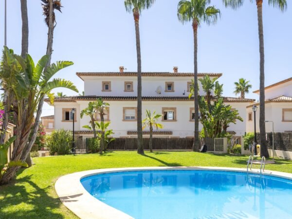 Triplex for sale second line to the Montañar 1 beach, Javea