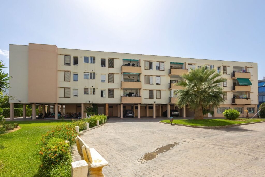 Apartment for Sale in Jávea: 3 Bedrooms Just Steps from Arenal Beach