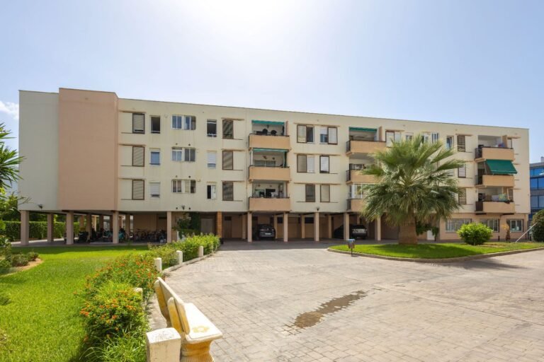 Apartment for Sale in Jávea: 3 Bedrooms Just Steps from Arenal Beach